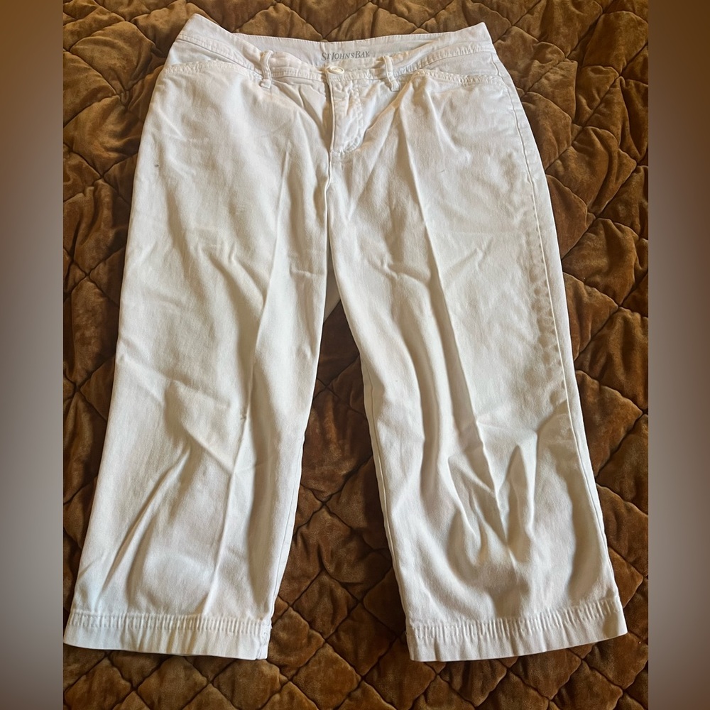 Women’s White St John’s Bay Capri Pants 8